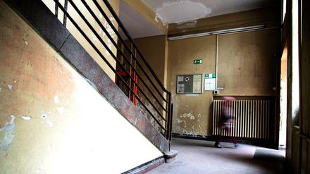 Das Treppenhaus einer Grundschule in Berlin.