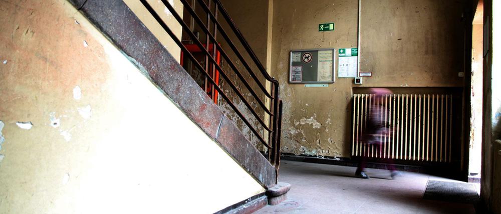 Das Treppenhaus einer Grundschule in Berlin.
