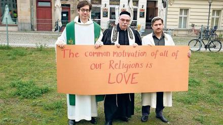 Gemeinsam statt gegeneinander. Christliche, jüdische und muslimische Geistliche bei einer Gedenkveranstaltung. 