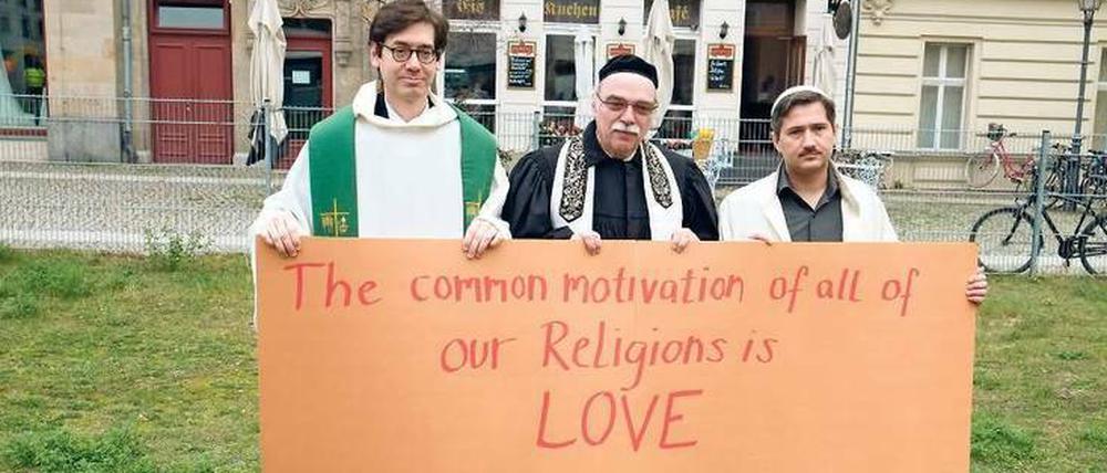 Gemeinsam statt gegeneinander. Christliche, jüdische und muslimische Geistliche bei einer Gedenkveranstaltung.