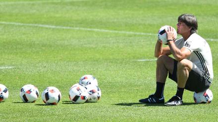 Joachim Löw beim Training in Evian.