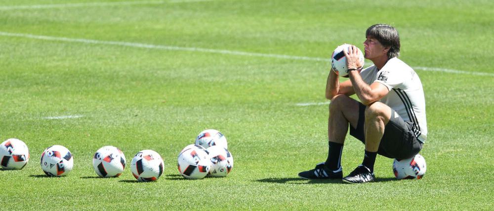 Joachim Löw beim Training in Evian.