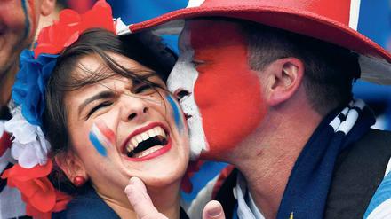 French Kiss. Lange schienen die Franzosen sich nicht für die Europameisterschaft im eigenen Land zu interessieren. Das hat sich schon mit dem Viertelfinale geändert. Nun treffen sie auf Deutschland.