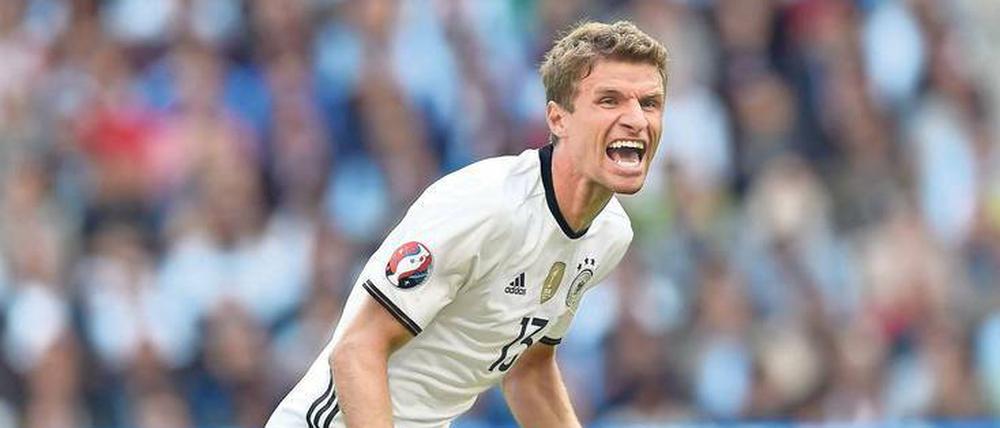 Berufsoptimist. Thomas Müller hat bei dieser EM noch kein Tor erzielt – trotzdem ist er gut drauf. Foto: Imago