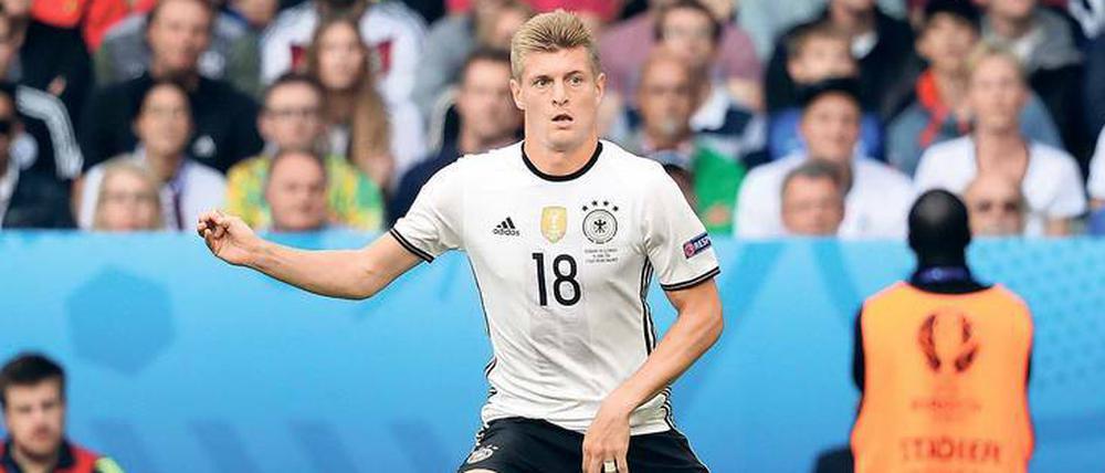 Im Mittelpunkt. Das deutsche Spiel steht und fällt mit Toni Kroos.