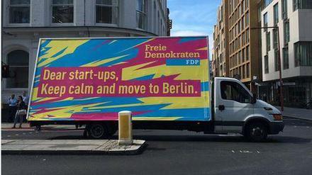 Trucks mit FDP-Werbung rollen durch London. 