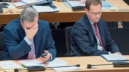 Berlins Innensenator Frank Henkel (CDU, l) und Berlins Regierender Bürgermeister Michael Müller (SPD) schalten kurz vor der Sommerpause in den Wahlkampfmodus.