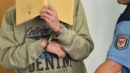 Justizbeamte bringen am 20.06.2016 Silvio S. in den Saal des Landgerichtes in Potsdam.