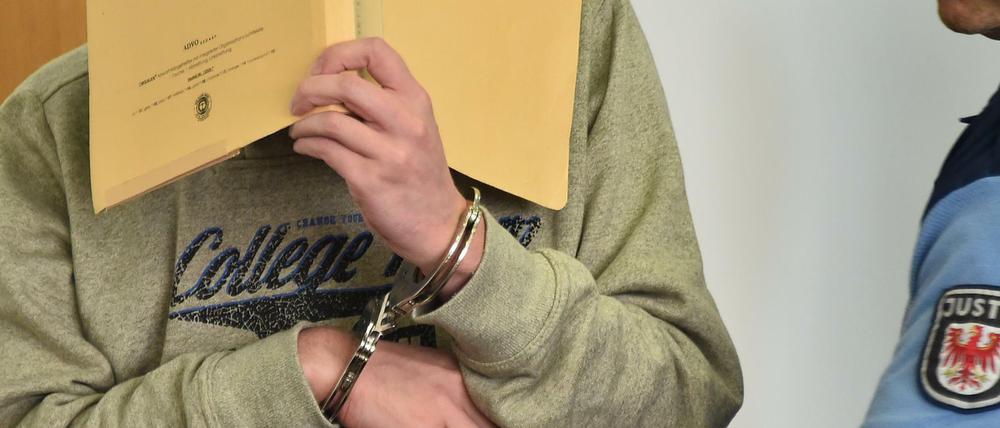 Justizbeamte bringen am 20.06.2016 Silvio S. in den Saal des Landgerichtes in Potsdam.