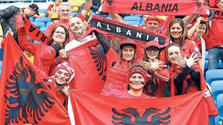  Trotz Ausscheiden in der Vorrunde feiern die albanische Fans den Sieg gegen Gruppengener Rumänien als großen Erfolg. 