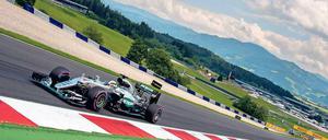 Nach dem Crash zwischen Lewis Hamilton und seinem deutschen Teamkollegen Nico Rosberg ist die Stimmung im Mercedes-Lager erneut angespannt. 