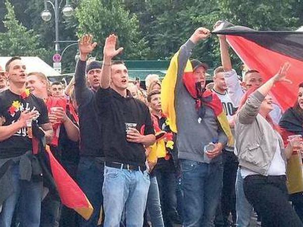 Zwischenfall. Diese Männer zeigten Sonnabend den Hitlergruß.
