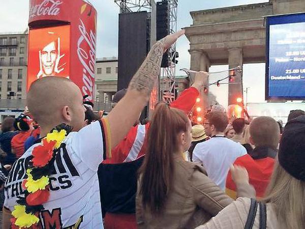 Rechtsaußen. Der Vorfall auf der Fanmeile beim deutschen Auftaktspiel.
