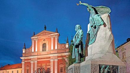 Nationalhymnendichter. Das Monument von France Prešeren auf dem nach ihm benannten Platz in Ljubljana, links die Franziskanerkirche. 