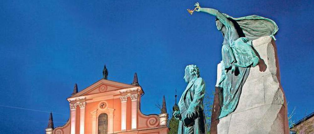 Nationalhymnendichter. Das Monument von France Prešeren auf dem nach ihm benannten Platz in Ljubljana, links die Franziskanerkirche.