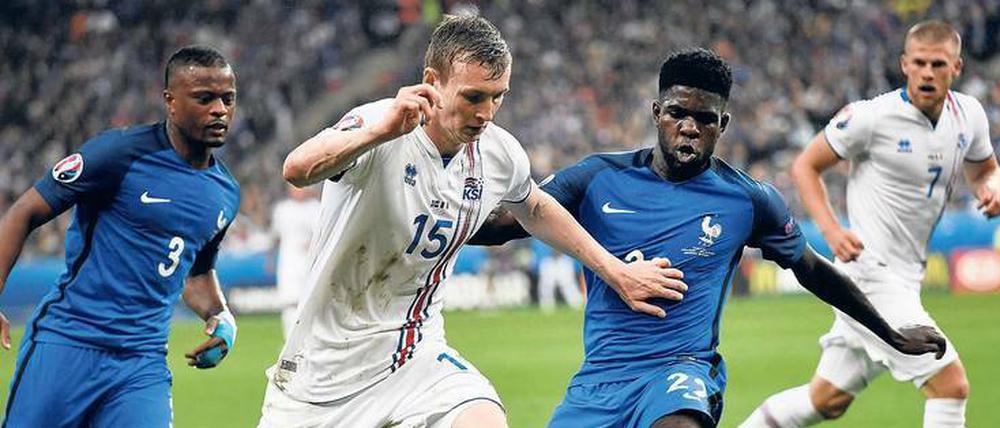 Gefahrenabwehr. Frankreichs Evra und Umtiti.
