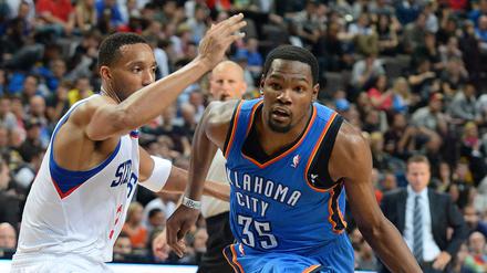 Und Abflug. Kevin Durant noch im Trikot von Oklahoma City (rechts).