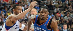 Und Abflug. Kevin Durant noch im Trikot von Oklahoma City (rechts).