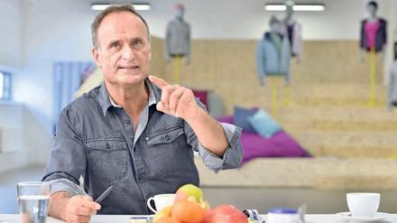 Jeans statt Glamour. „Einen Hoodie kann man immer tragen“, sagt Sälzer. „Man muss es sich als knapp 60-Jähriger aber jedes Jahr neu beweisen.“ 