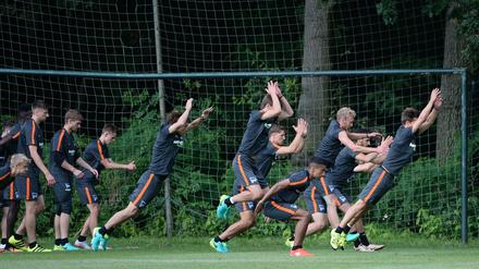 Schön ranklotzen, Jungs. Im Trainingslager in Bad Saarow hüpfen sich Lustenberger, Allagui und Co. in Form