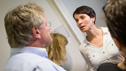 Der AfD-Fraktionsvorsitzende Jörg Meuthen (l) trifft in einem Landtagsgebäude in Stuttgart auf die AfD-Bundesvorsitzende Frauke Petry (r). 