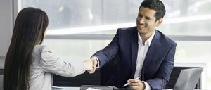 Kommen Sie zu uns. Firmen suchen händeringend Mitarbeiter. Vor allem Personaler sind gesucht. 