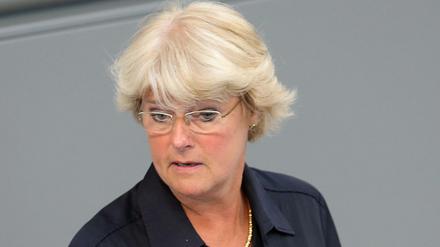 Kulturstaatsministerin Monika Grütters (CDU), spricht am 23.06.2016 zur Neuregelung des Kulturgutschutzrechts im Bundestag. 