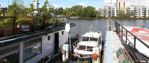 Hausboote im Treptower Hafen, Puschkinallee 16-17 in Berlin-Treptow.