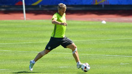 Trotz Band am Knie - Schweinsteiger soll gegen Frankreich von Beginn an auflaufen.