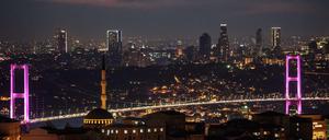 Beeindruckende Silhouette: Blick auf die Bosporus-Brücke und die europäische Seite von Istanbul bei Nacht. 