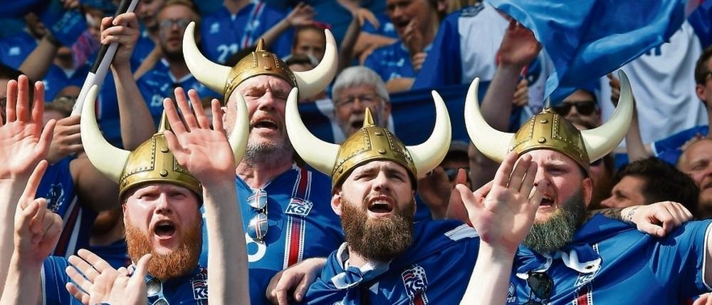 Die Fans des kleinsten EM-Teilnehmers mit dem großen Herz.