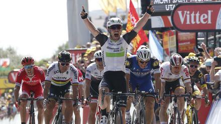 Mark Cavendish ist beim Tourauftakt der Schnellste. Für Marcel Kittel (rechts daneben) und André Greipel (2. v. r.) reicht es nicht ganz zum Etappensieg.