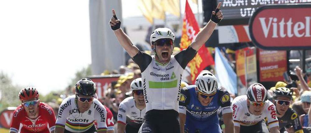 Mark Cavendish ist beim Tourauftakt der Schnellste. Für Marcel Kittel (rechts daneben) und André Greipel (2. v. r.) reicht es nicht ganz zum Etappensieg.