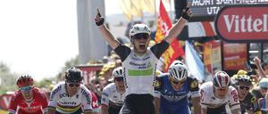 Mark Cavendish ist beim Tourauftakt der Schnellste. Für Marcel Kittel (rechts daneben) und André Greipel (2. v. r.) reicht es nicht ganz zum Etappensieg.