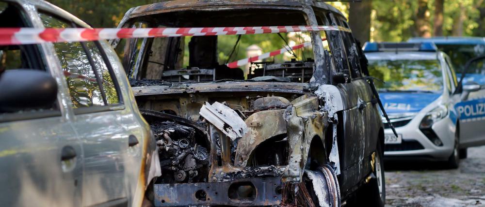 Ein ausgebrannter Mercedes, aufgenommen am 24.6. in der Teutonenstraße. Die Brandserie nach der jüngsten Eskalation rund um die Rigaer Straße ist noch ungeklärt, doch nun wurde ein Brandstifter festgenommen.