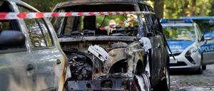 Ein ausgebrannter Mercedes, aufgenommen am 24.6. in der Teutonenstraße. Die Brandserie nach der jüngsten Eskalation rund um die Rigaer Straße ist noch ungeklärt, doch nun wurde ein Brandstifter festgenommen.