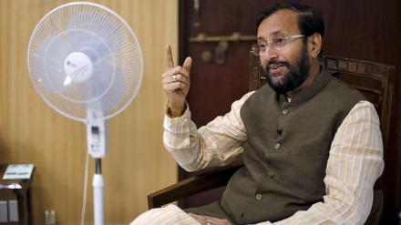 Prakash Javadekar (65) ist Umwelt- und Klimaminister in Indien. Zuvor war er Informationsminister. Er gehört der nationalistischen Regierungspartei BJP an. Das Foto entstand im Herbst 2015 in seinem Amtszimmer in Neu Delhi. Derzeit ist er in Berlin, um sich am Petersberger Klimadialog zu beteiligen. 
