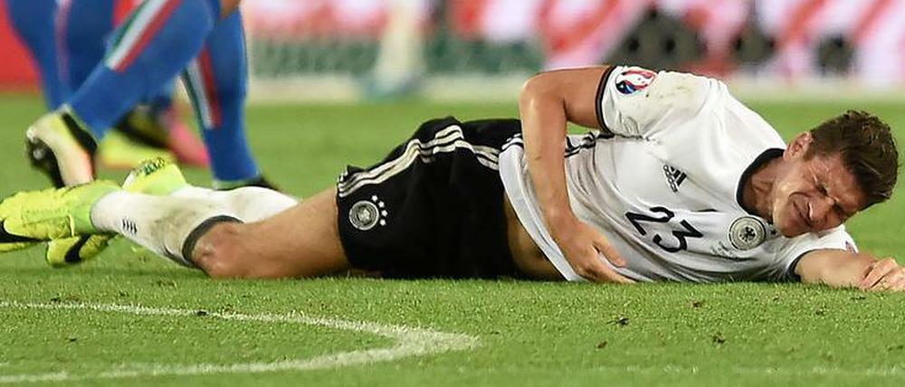 Schmerzhafter Abschied. Mario Gomez hatte sich gerade wieder ins Team gespielt, nun wirft ihn eine Verletzung zurück.