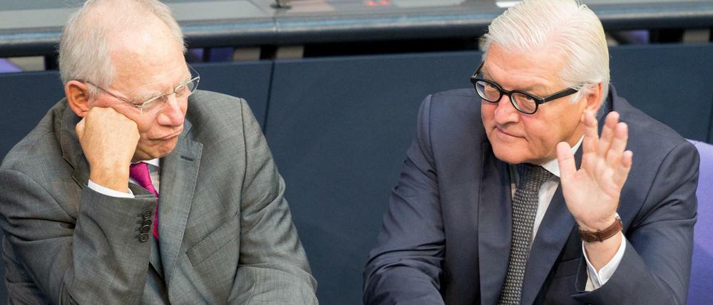 Kabinettskollegen: Wolfgang Schäuble (CDU) und Frank-Walter Steinmeier (rechts, SPD).