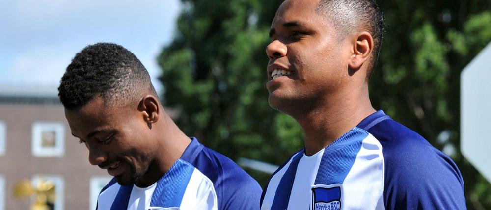 Salomon Kalou (links) und Ronny beim Trainingsauftakt am 29. Juni in Berlin.
