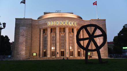 Rad mit Füßen. Das Gebäude der Volksbühne am Rosa-Luxemburg-Platz. 