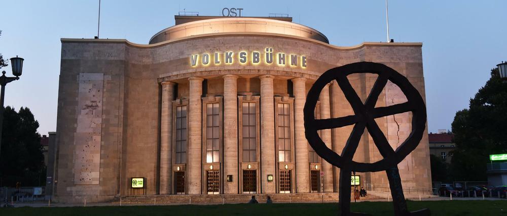 Rad mit Füßen. Das Gebäude der Volksbühne am Rosa-Luxemburg-Platz.