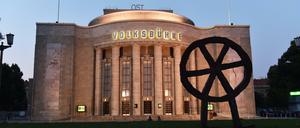 Rad mit Füßen. Das Gebäude der Volksbühne am Rosa-Luxemburg-Platz. 