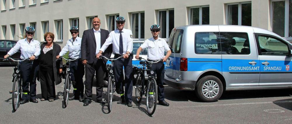Stadtrat Stephan Machulik und Amtsleiterin Elke Gassert schicken die Fahrradstaffel zum Einsatz.