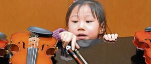 Kleines Mädchen mit einer Kindergeige