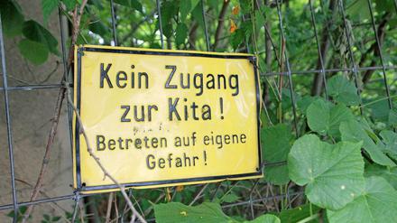 Das Warnschild mahnt: Über das Ruinengrundstück geht es nicht zur Kita.