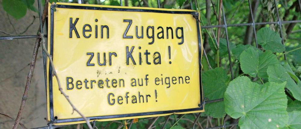 Das Warnschild mahnt: Über das Ruinengrundstück geht es nicht zur Kita.