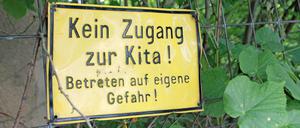Das Warnschild mahnt: Über das Ruinengrundstück geht es nicht zur Kita.