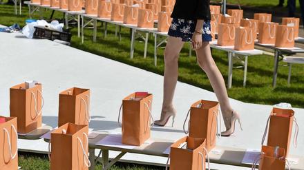 Schöne bunt. Modepräsentation der österreichischen Designerin Marina Hoermanseder, mit Model und Taschen mit PR-Material.