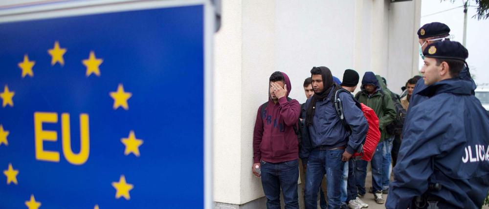 Polizei und Flüchtlinge stehen an der EU-Außengrenze zwischen Kroatien und Serbien.